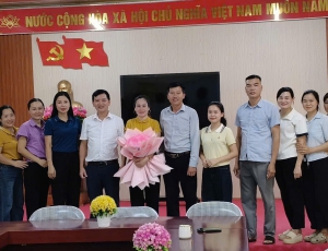 Lãnh đạo Đảng uỷ, Uỷ Ban kiểm tra xã Đồng Tâm tặng quà cho trường Mầm non Đồng Tâm nhân ngày Phụ nữ Việt Nam 20/10